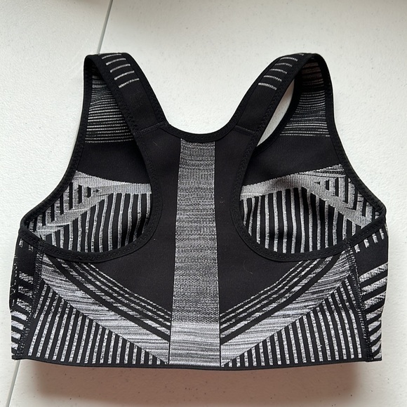 Nike Women's FE/NOM Flyknit High-Support Non-Padded Sports Bra - Picture 4 of 6